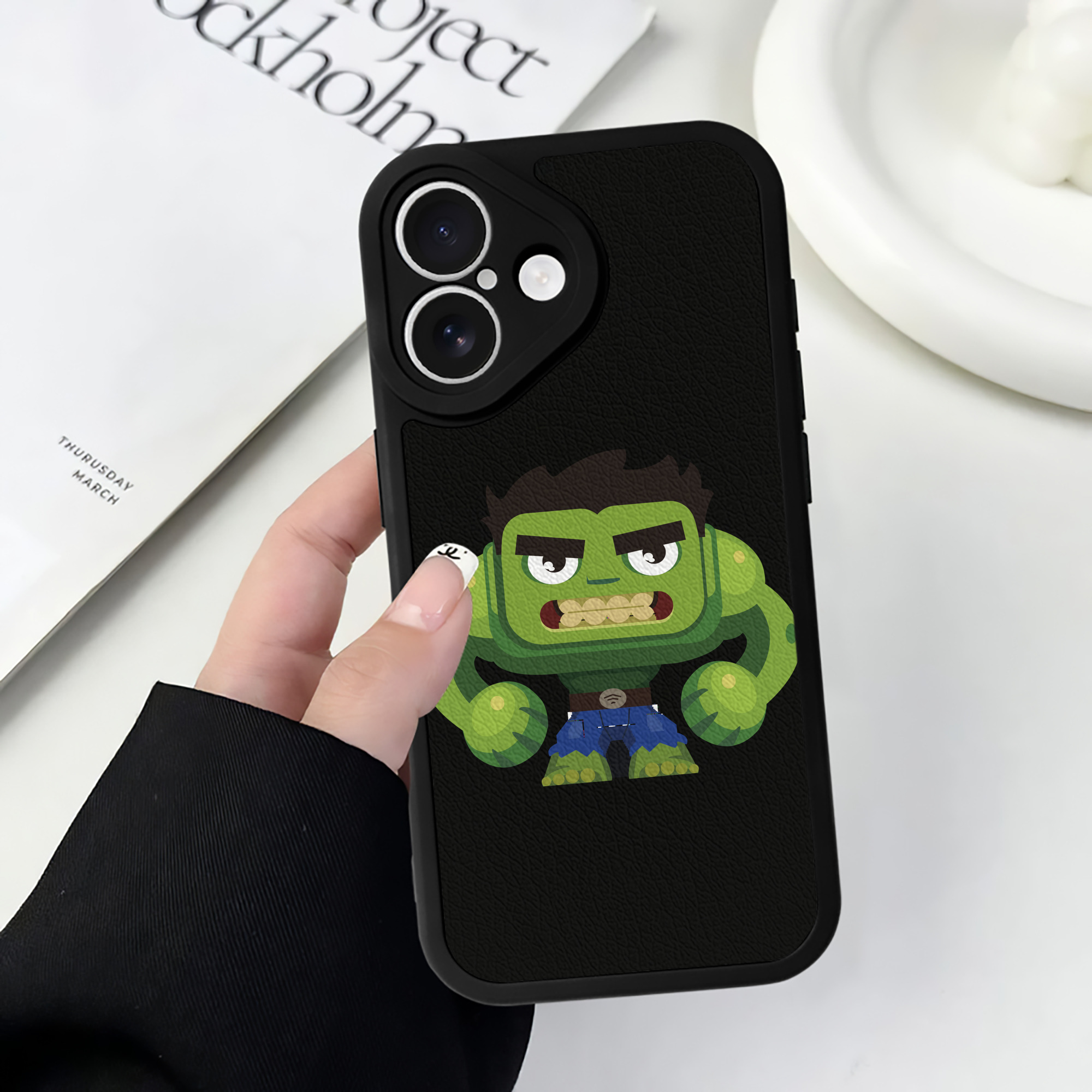 （画像用） アベンジャーズ The Avengers 【iPhone 16シリーズ対応】シリコンスマホケース（レザー調） 材質：シリコン